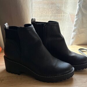 Universal Thread Black Textured Ankle Booties